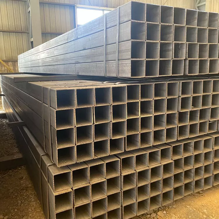 Prostokątna tuba w czarne paski