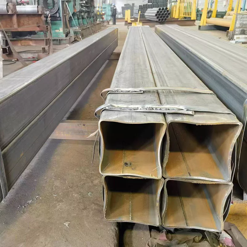 Czarna prostokątna tuba dużego kalibru